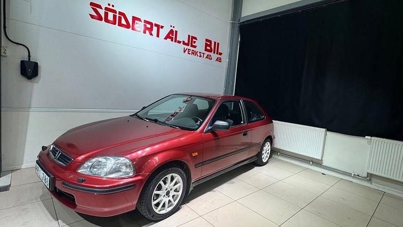 Begagnad Honda Civic 90 HK (66 kW) 1998 Mörkröd Halvkombi