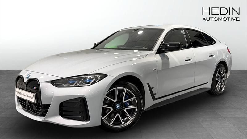 Grå (grey) Begagnad 2023 BMW i4 M Sport Sedan | 528 700 kr (Marknadspris) - Bild 1/4