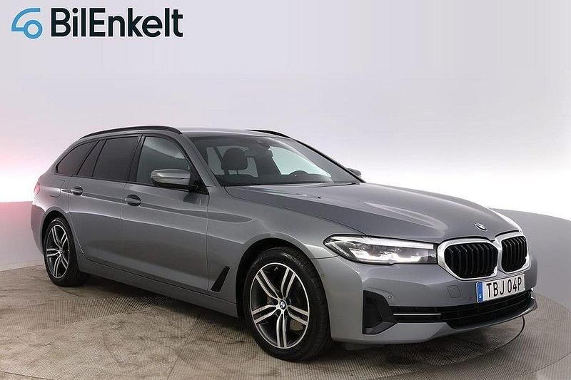 Grå Begagnad 2023 BMW 520 Shadowline Kombi | 449 900 kr (Marknadspris) - Bild 1/4