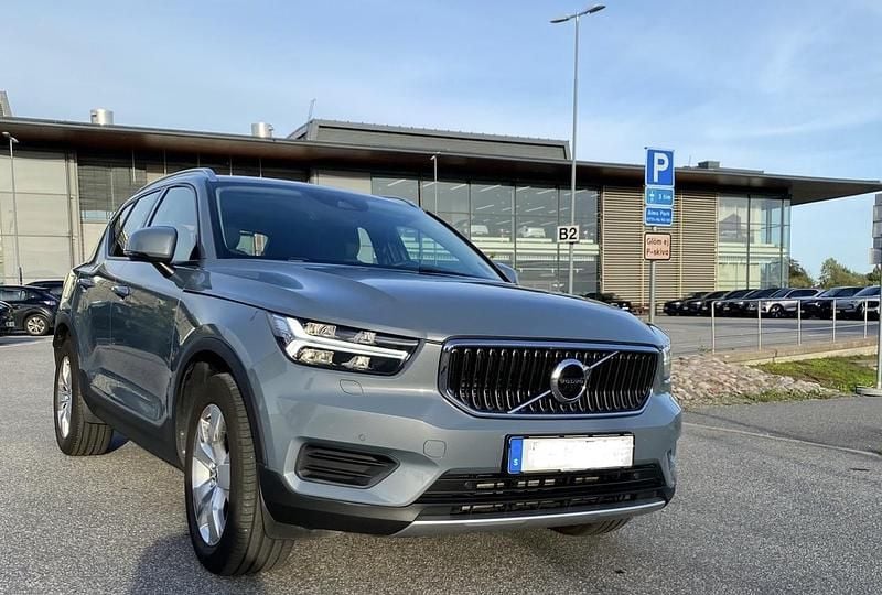 Grå Begagnad 2022 Volvo XC40 Momentum SUV | 308 500 kr (Marknadspris) - Bild 1/4