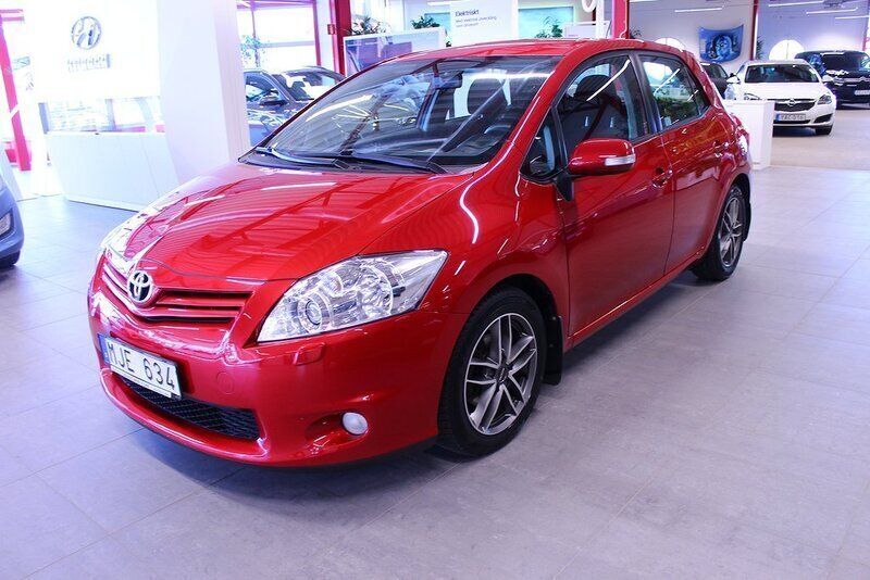 Mörkröd (röd) Begagnad 2011 Toyota Auris Plus Halvkombi | 69 000 kr (Marknadspris) - Bild 1/4