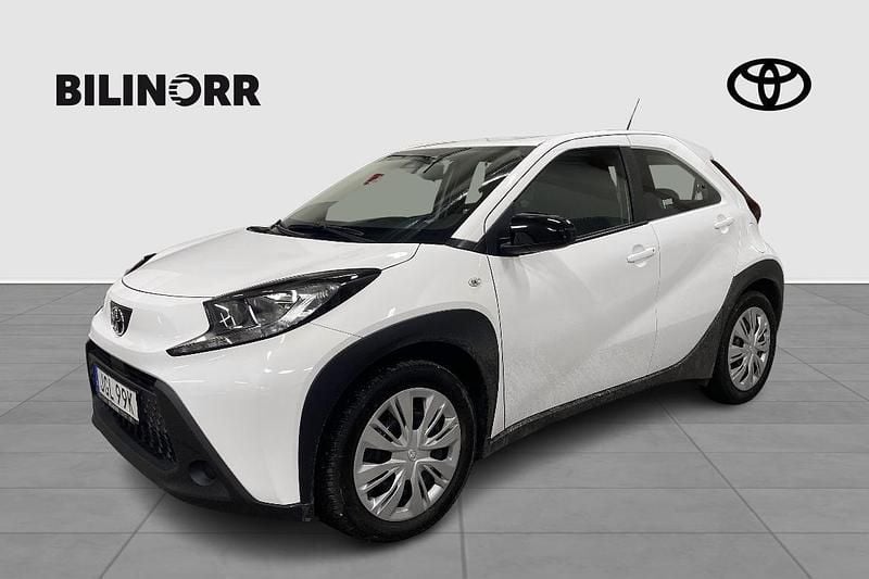 Vit Begagnad 2023 Toyota Aygo X Play SUV | 159 900 kr (Marknadspris) - Bild 1/4
