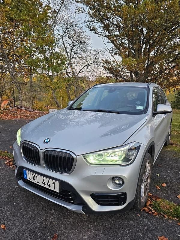 Silvermetallic Begagnad 2017 BMW X1 SUV | 169 000 kr (Marknadspris) - Bild 1/4