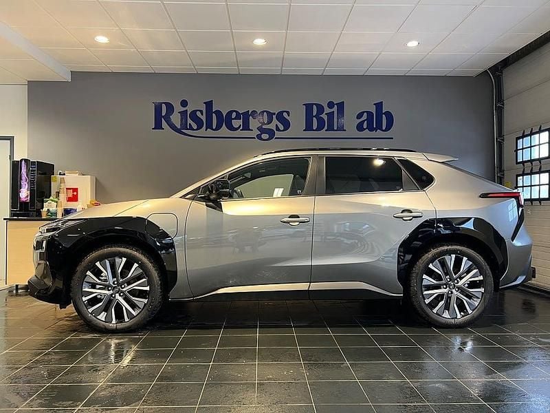 Grå Ny 2026 Subaru Solterra SUV | 559 900 kr (Marknadspris) - Bild 1/4