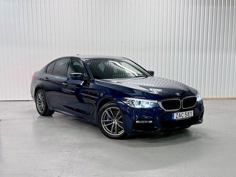 Blå Begagnad 2018 BMW 530 iPerformance Sedan | 279 500 kr (Lite dyr) - Bild 1/4