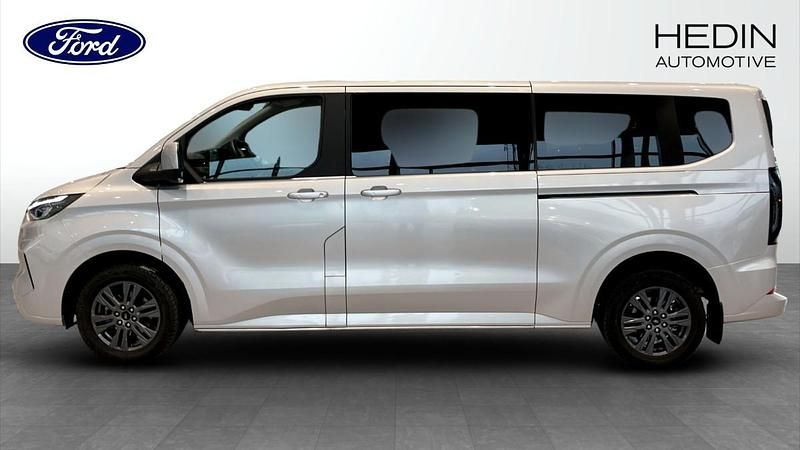 Begagnad Ford Tourneo Titanium 170 HK (125 kW) 2024 Moondust silver Minibuss