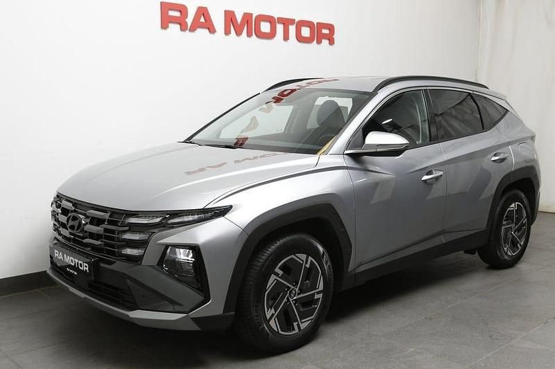 Abyss black Ny 2025 Hyundai Tucson Essential SUV | 339 900 kr - Bild 1/4