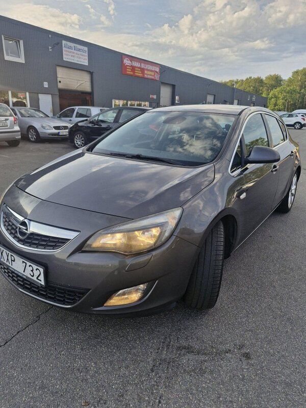 Grå Begagnad 2010 Opel Astra Enjoy Halvkombi | 29 500 kr (Marknadspris) - Bild 1/4