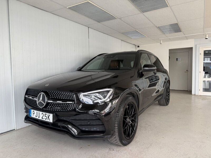 Svart Begagnad 2020 Mercedes GLC220 AMG line SUV | 349 900 kr (Bra pris) - Bild 1/4