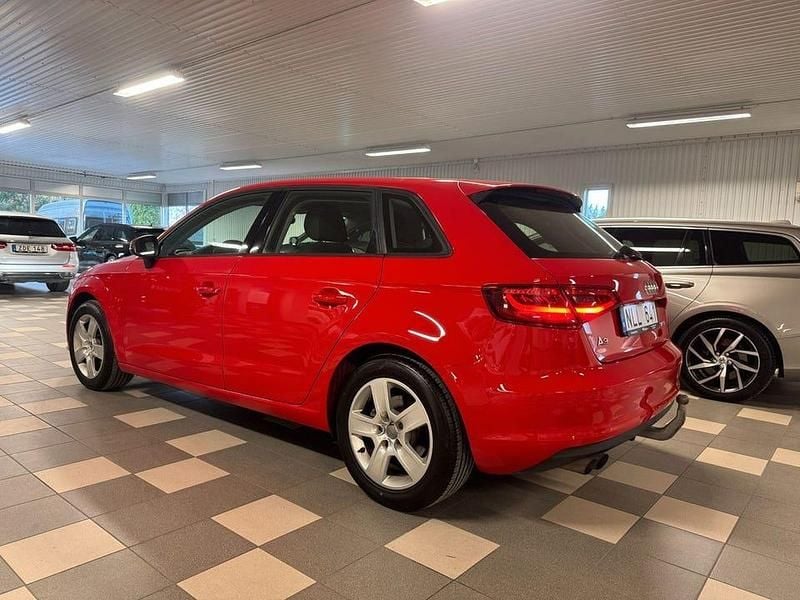 Begagnad Audi A3 Attraction 122 HK (89 kW) 2014 Röd