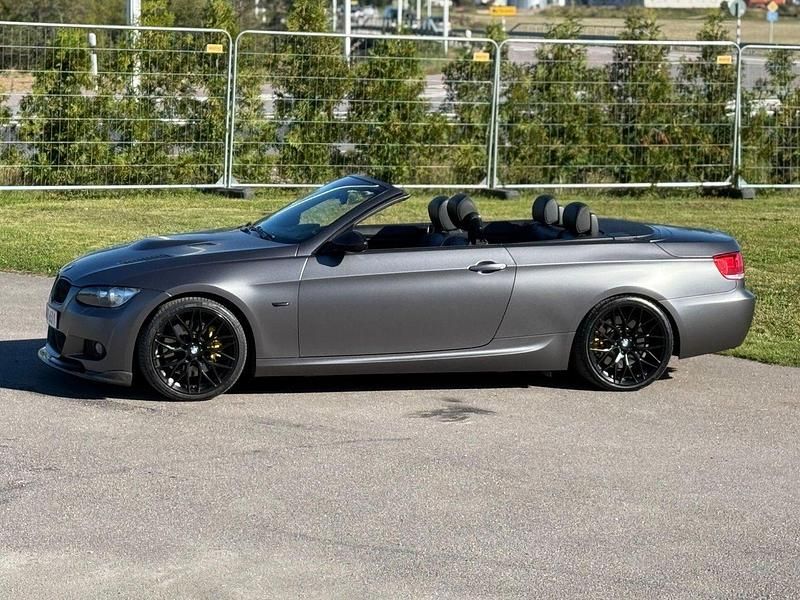 Mörkgrå Begagnad 2007 BMW 335 Cabriolet M Sport Cab | 198 000 kr (Marknadspris) - Bild 1/4