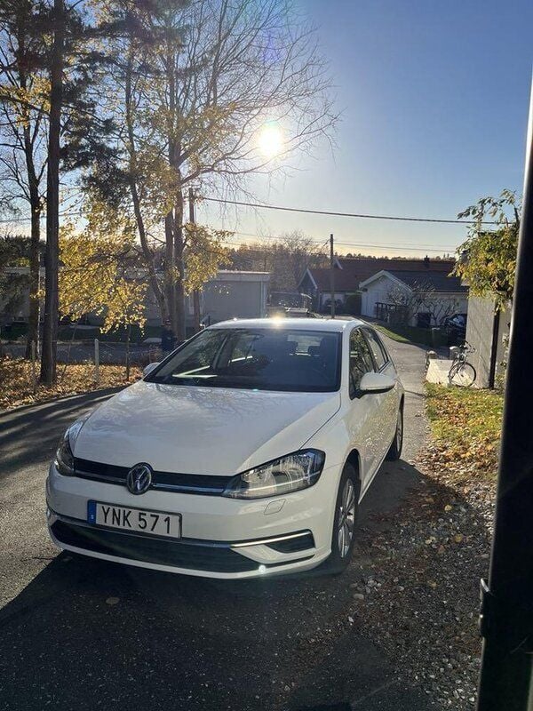 Vit Begagnad 2018 VW Golf VII Halvkombi | 139 000 kr (Bra pris) - Bild 1/4