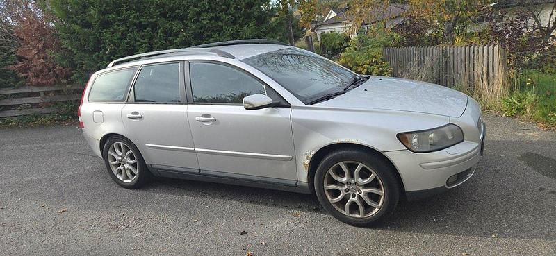 Grå Begagnad 2005 Volvo V50 Momentum Kombi | 10 000 kr (Superpris) - Bild 1/4