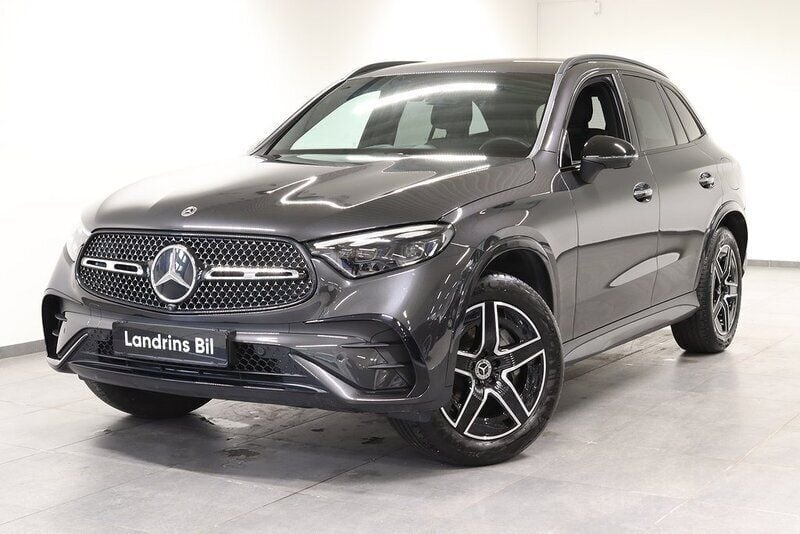 Grå (grafitgrå metallic) Begagnad 2023 Mercedes GLC300e AMG line SUV | 699 000 kr (Bra pris) - Bild 1/4