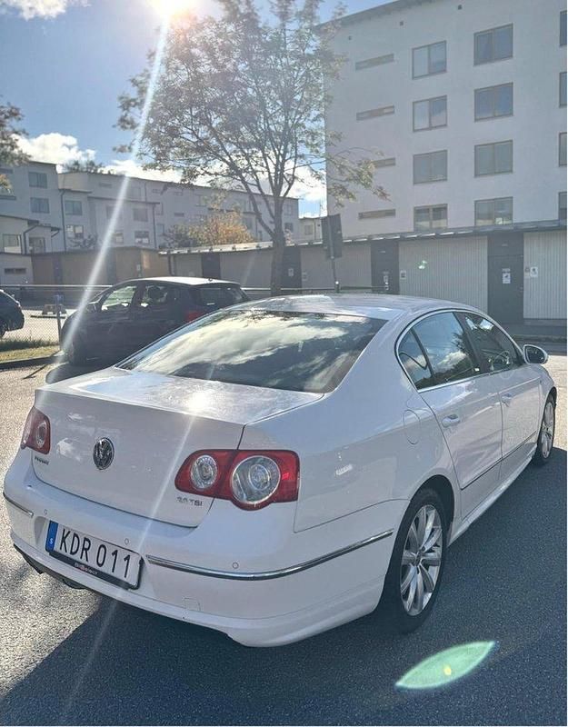 Vit Begagnad 2010 VW Passat Sportline Sedan | 55 000 kr (Marknadspris) - Bild 1/4