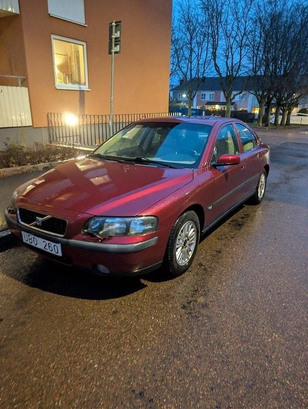 Röd Begagnad 2004 Volvo S60 Sedan | 12 000 kr (Superpris) - Bild 1/4