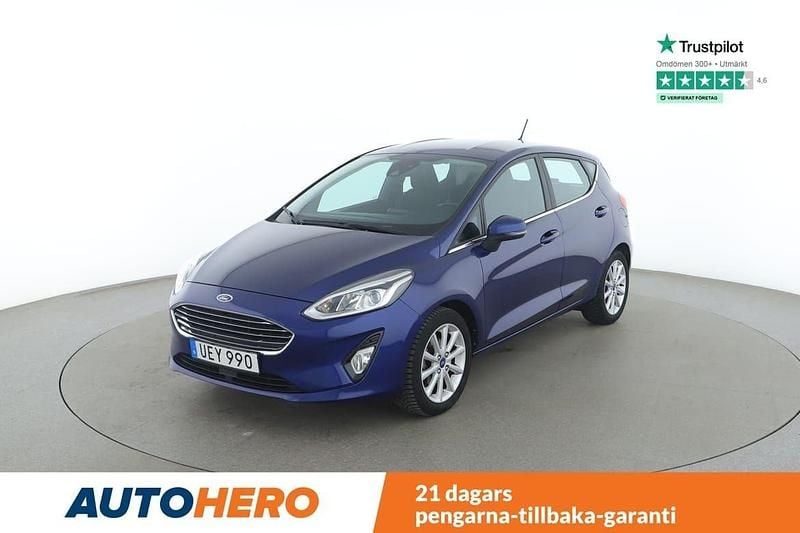 Blå Begagnad 2018 Ford Fiesta Titanium Halvkombi | 120 000 kr (Marknadspris) - Bild 1/4