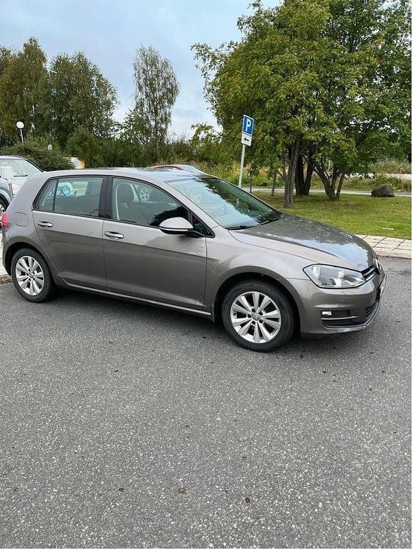 Grå Begagnad 2014 VW Golf VII Halvkombi | 84 000 kr (Bra pris) - Bild 1/4
