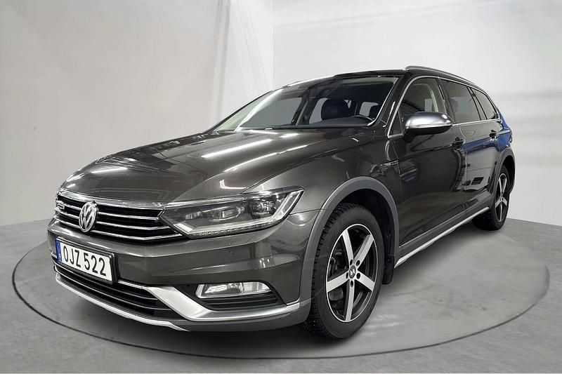 Mörkbrun Begagnad 2017 VW Passat Alltrack Executive Kombi | 154 000 kr (Bra pris) - Bild 1/4