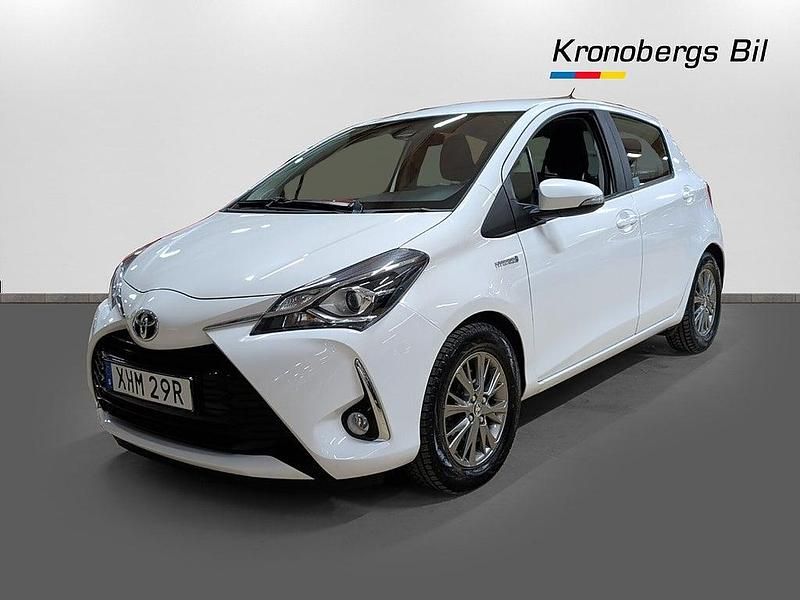 Vit Begagnad 2019 Toyota Yaris Hybrid Active Halvkombi | 139 500 kr (Marknadspris) - Bild 1/4