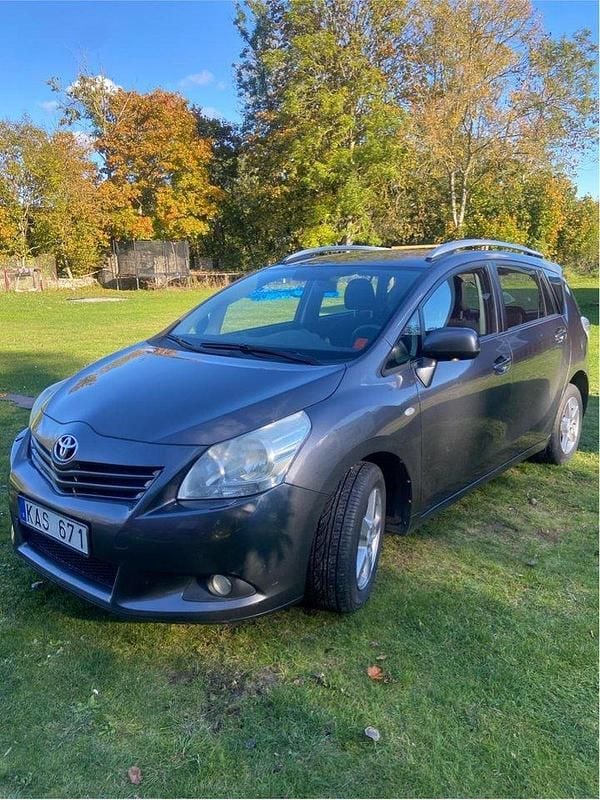 Grå Begagnad 2011 Toyota Verso Minibuss | 56 000 kr (Bra pris) - Bild 1/4