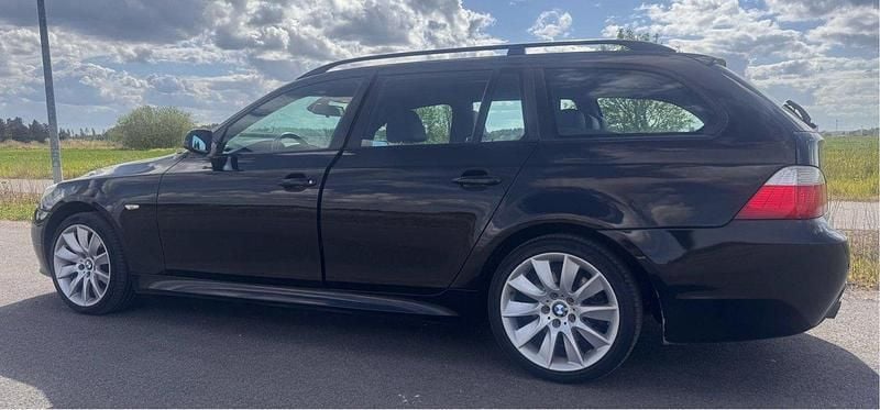 Svart Begagnad 2007 BMW 530 M Sport Kombi | 49 000 kr (Marknadspris) - Bild 1/4