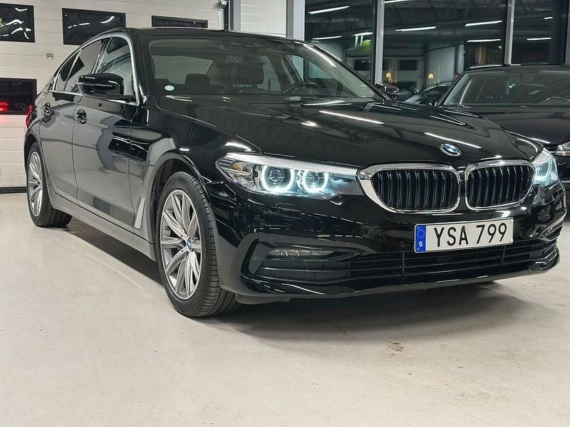 Svart Begagnad 2019 BMW 530 iPerformance Sedan | 269 900 kr (Marknadspris) - Bild 1/4