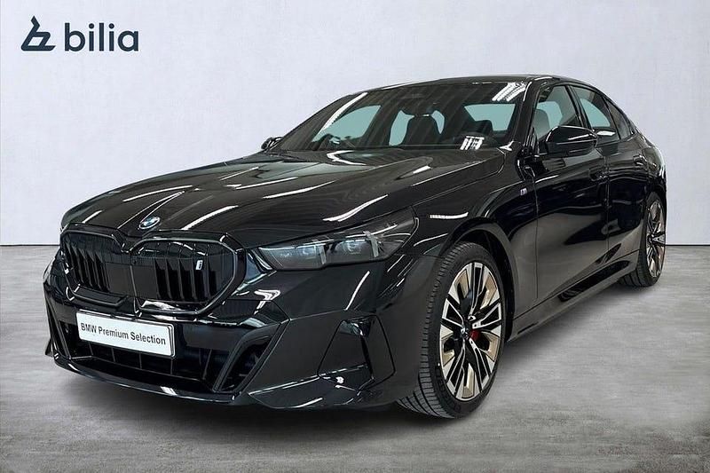 Safirsvart metallic Begagnad 2025 BMW i5 M Sport Sedan | 669 900 kr (Bra pris) - Bild 1/4