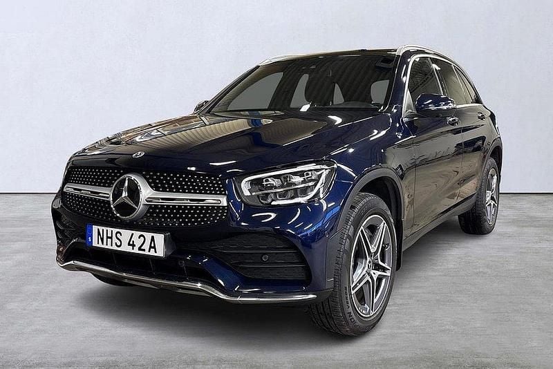 Mörkblå Begagnad 2022 Mercedes GLC300e SUV | 469 900 kr (Marknadspris) - Bild 1/4
