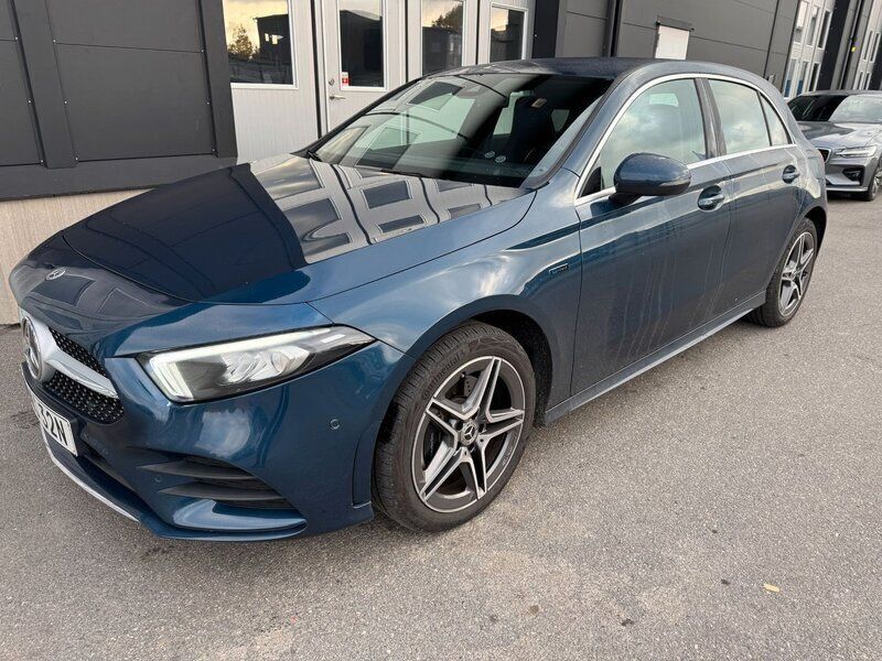 Blå (blå metallic) Begagnad 2021 Mercedes A250 AMG Halvkombi | 289 000 kr (Marknadspris) - Bild 1/4