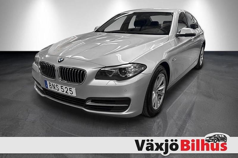 Silver Begagnad 2014 BMW 520 Sedan | 159 900 kr (Marknadspris) - Bild 1/4