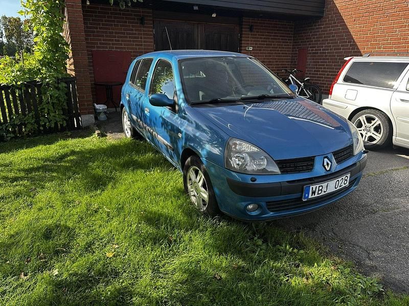 Blå Begagnad 2004 Renault Clio II Halvkombi | 18 000 kr (Marknadspris) - Bild 1/4