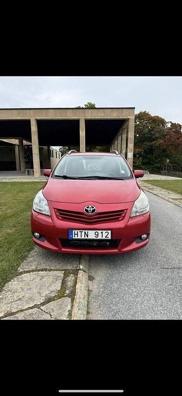 Röd Begagnad 2011 Toyota Verso Minibuss | 89 900 kr (Lite dyr) - Bild 1/4