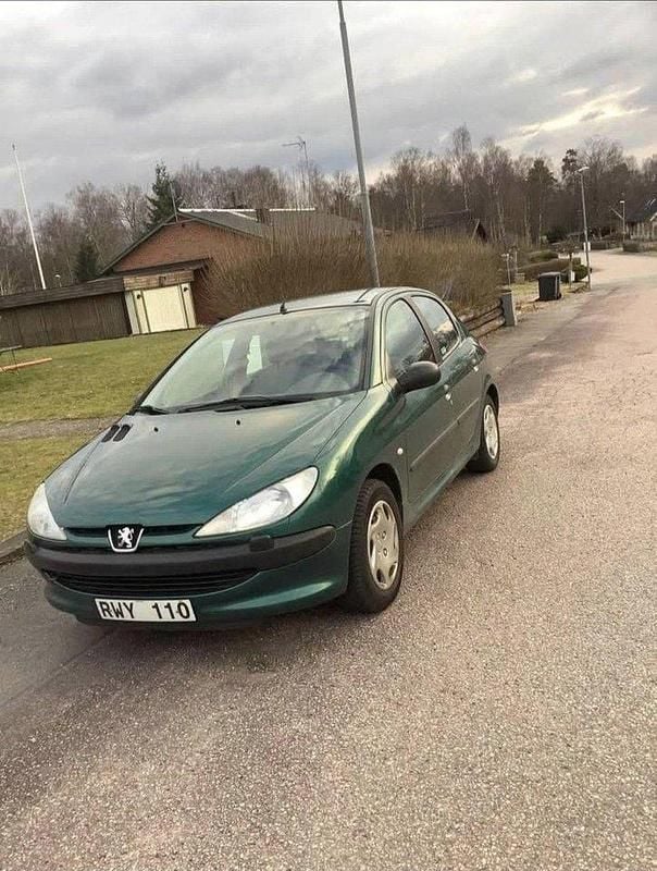 Grön Begagnad 2001 Peugeot 206 Halvkombi | 14 000 kr (Marknadspris) - Bild 1/2