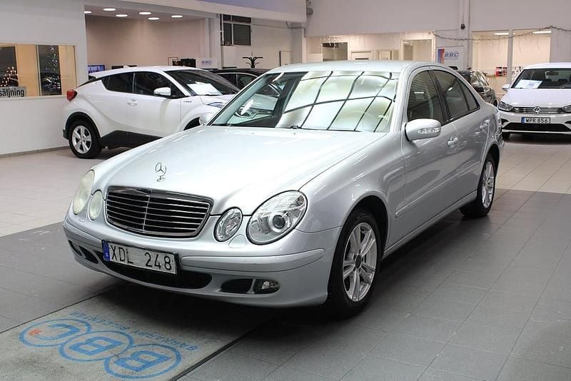 Silver Begagnad 2005 Mercedes E200 Classic Sedan | 69 900 kr (Marknadspris) - Bild 1/4