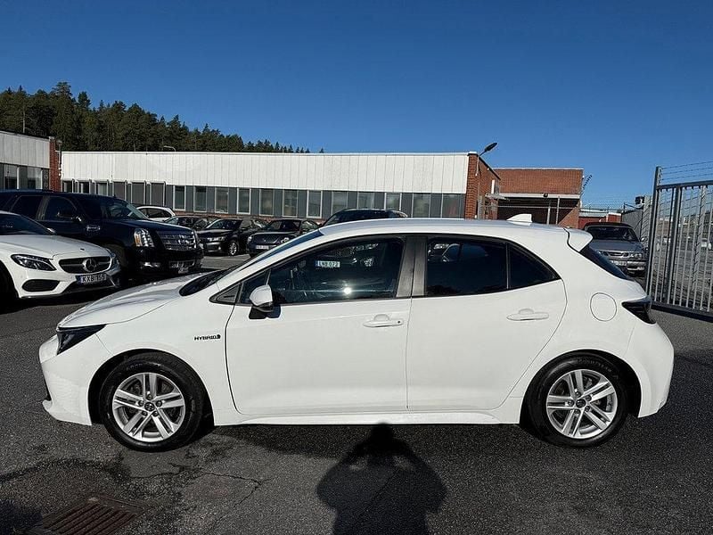 Begagnad Toyota Corolla Hybrid 122 HK (89 kW) 2019 Vit Halvkombi
