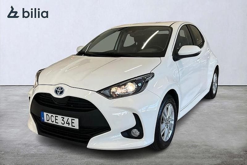 Vit Begagnad 2022 Toyota Yaris Hybrid Active Halvkombi | 209 900 kr (Marknadspris) - Bild 1/4