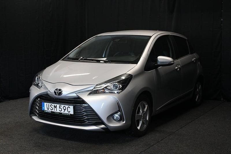 Begagnad Toyota Yaris Multidrive S 112 HK (82 kW) 2020 Silver Halvkombi