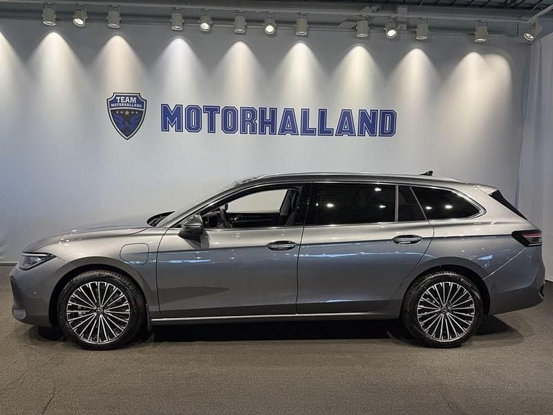 Grå Ny 2026 VW Passat Elegance Kombi | 572 000 kr (Lite dyr) - Bild 1/4