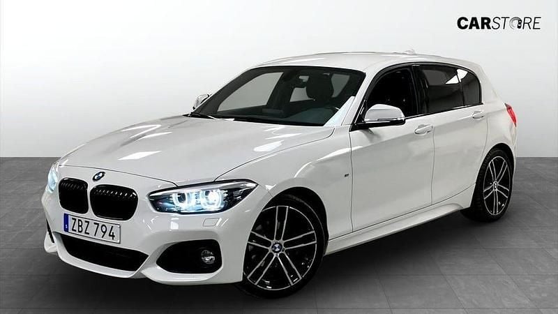 Begagnad BMW 118 Shadowline 136 HK (100 kW) 2018 Vit Halvkombi