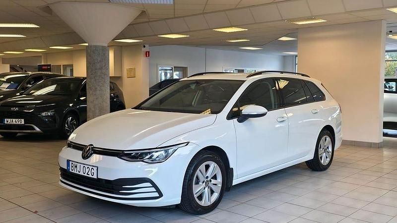 Vit Begagnad 2023 VW Golf VIII Kombi | 275 900 kr (Marknadspris) - Bild 1/4