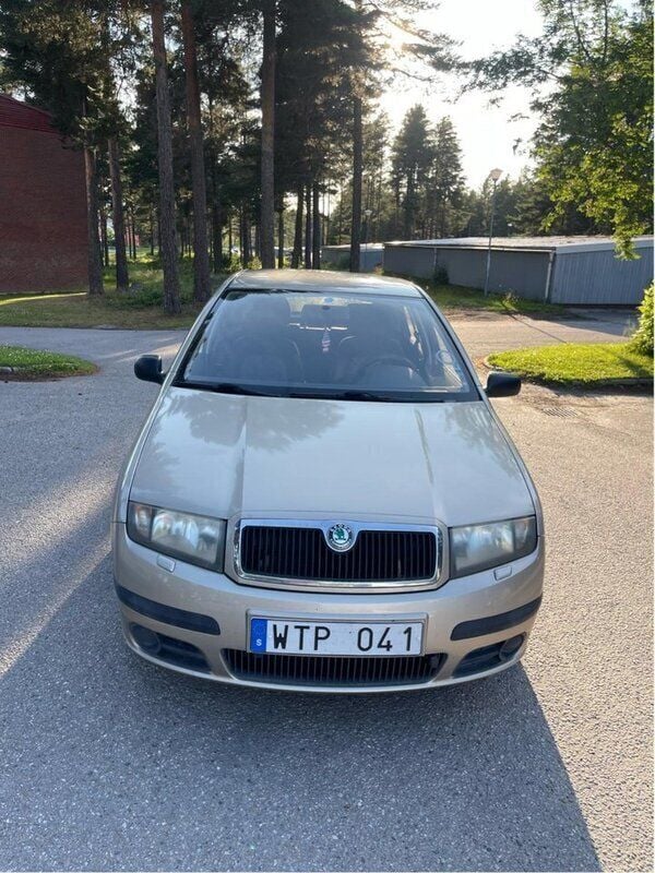 Brun Begagnad 2005 Skoda Fabia Halvkombi | 29 500 kr - Bild 1/4