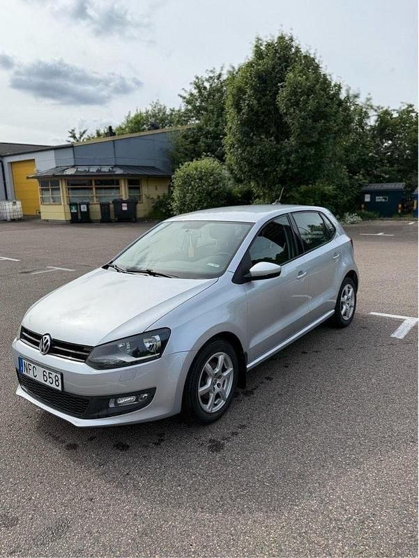 Silver Begagnad 2013 VW Polo Halvkombi | 54 900 kr (Bra pris) - Bild 1/4