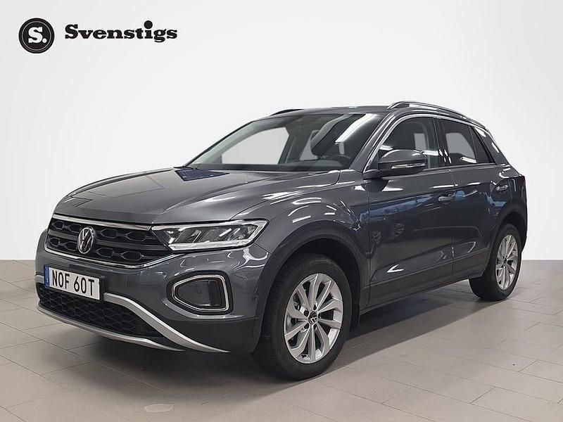 Grå Begagnad 2025 VW T-Roc SUV | 309 800 kr (Dyr) - Bild 1/4