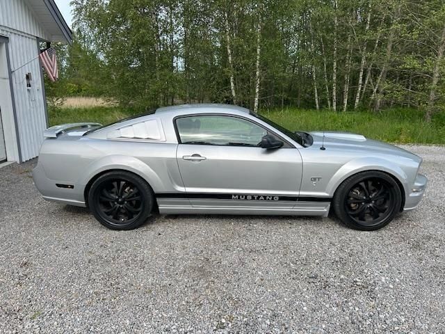 Silver Begagnad 2006 Ford Mustang GT Sportkupé | 179 000 kr (Lite dyr) - Bild 1/4