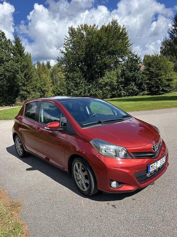 Röd Begagnad 2012 Toyota Yaris Style Halvkombi | 70 000 kr (Marknadspris) - Bild 1/4