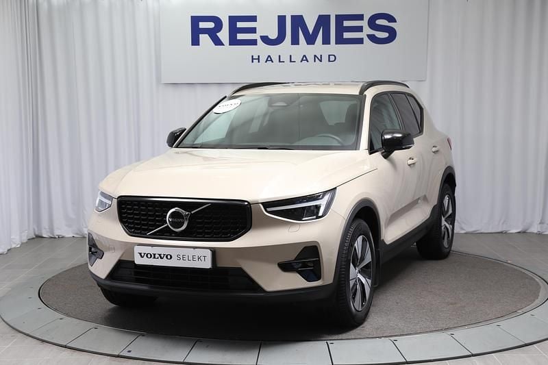 Ljusbrun Begagnad 2025 Volvo XC40 Plus SUV | 409 500 kr (Marknadspris) - Bild 1/4