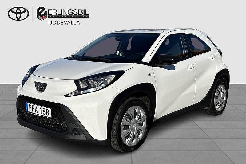 Vit Begagnad 2022 Toyota Aygo Play Halvkombi | 154 900 kr (Marknadspris) - Bild 1/3