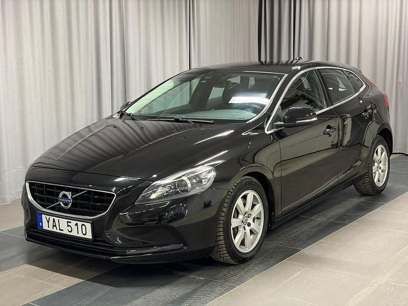 Begagnad Volvo V40 Momentum 120 HK (88 kW) 2015 Svart Halvkombi