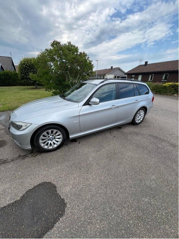 Grå Begagnad 2009 BMW 320 Comfort Edition Kombi | 66 000 kr (Marknadspris) - Bild 1/4